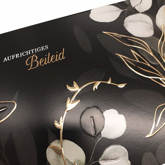 Trauerkarte mit Aufrichtiges Beileid Schriftzug edles Eukalyptus Design goldene Akzente stilvolle Doppelkarte für Beileidsbekundungen