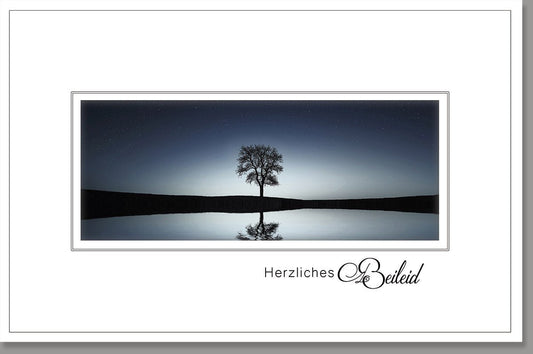 Trauerkarte mit Baum - Motiv und "Herzliches Beileid" Schriftzug, stilvoll für Trauerfälle