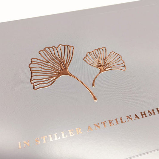 Trauerkarte mit Ginkgo - Blättern in Goldprägung auf grauem Hintergrund stilvolle Beileidskarte In stiller Anteilnahme hochwertige Doppelkarte