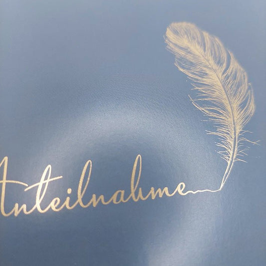 Trauerkarte mit goldener Feder und Schrift In stiller Anteilnahme edle Doppelkarte Beileidskarte stilvoll hochwertig für persönliche Trauerbotschaften