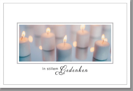 Trauerkarte mit Kerzenmotiv und Schriftzug "In stillem Gedenken" für einfühlsame Worte an Hinterbliebene