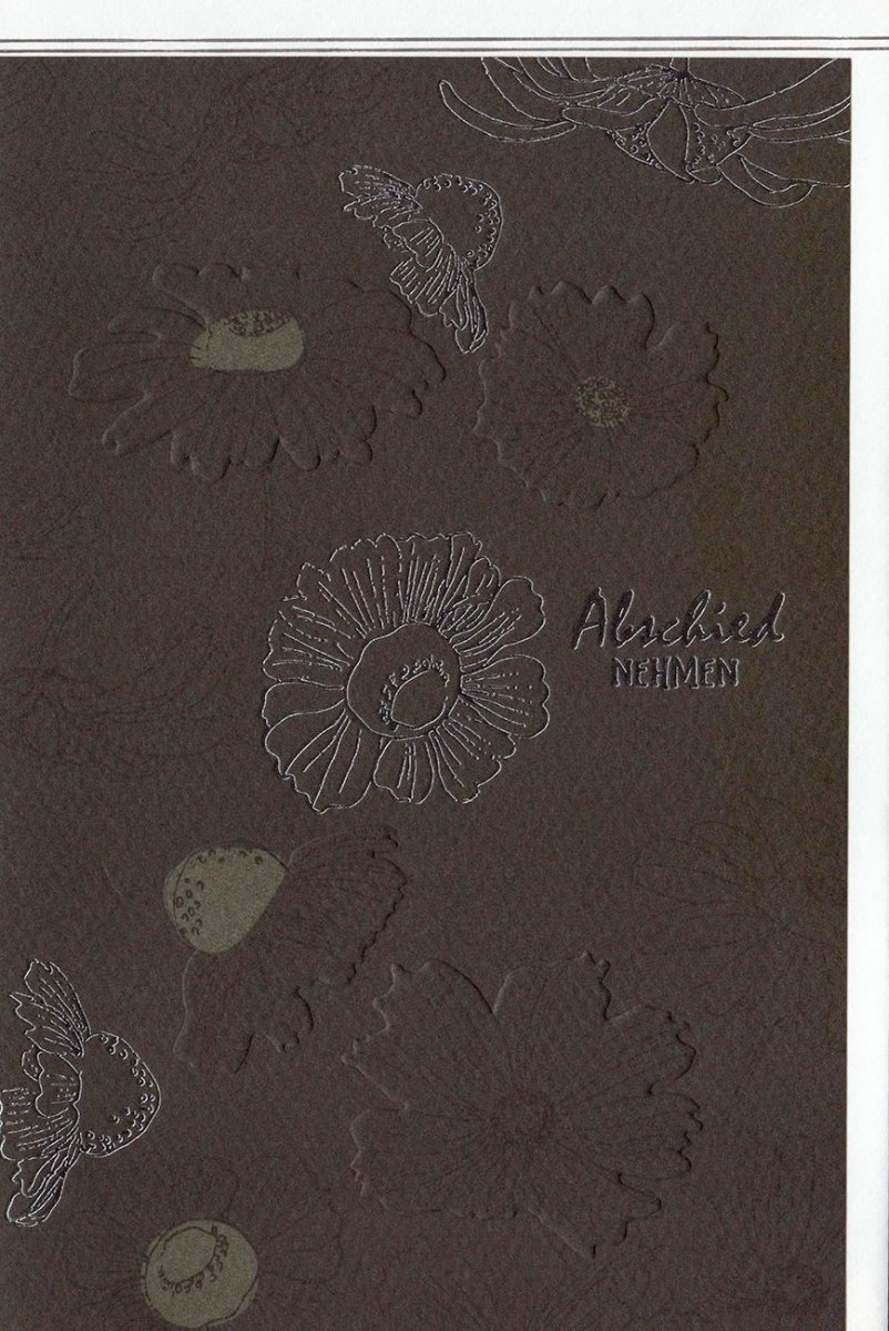 Trauerkarte mit Naturmotiven: Elegante Beileidskarte mit Blumen, Schmetterlingen und dunkelbrauner Prägung