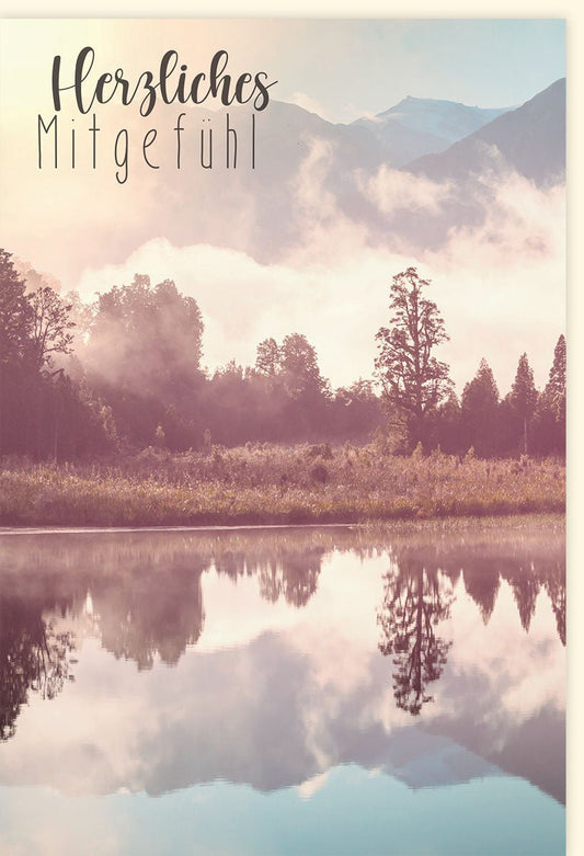Trauerkarte zur Anteilnahme - Elegante Beileidskarte mit Naturmotiv, friedliche Berg - und Wasserlandschaft bei Sonnenuntergang