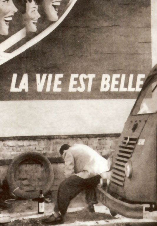 Vintage Postkarte - "La vie est belle" Schwarz - Weiß, Nostalgische Oldtimer Werbung, Französische Lebensfreude, Deko & Sammlerstück