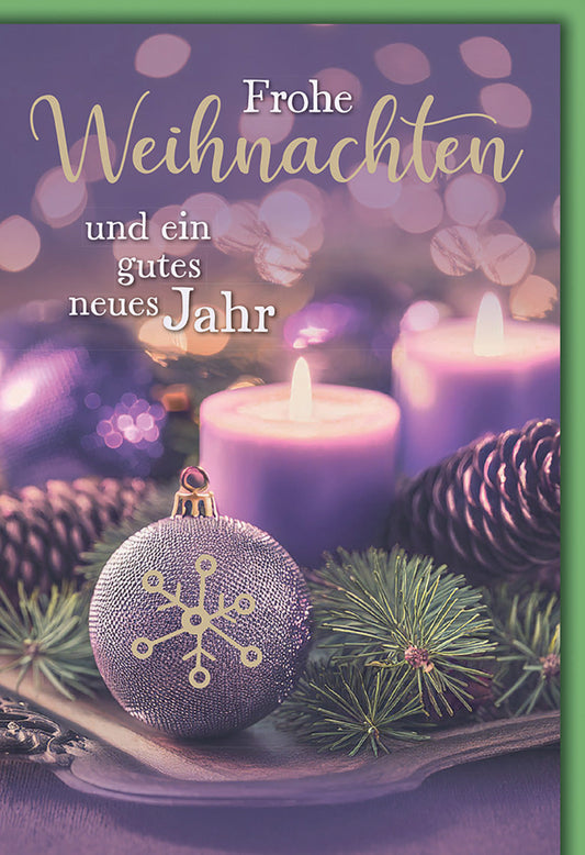 Weihnachtskarte Neujahr – Lila Kerzen mit Tannenzapfen und Glitzerkugel Design
