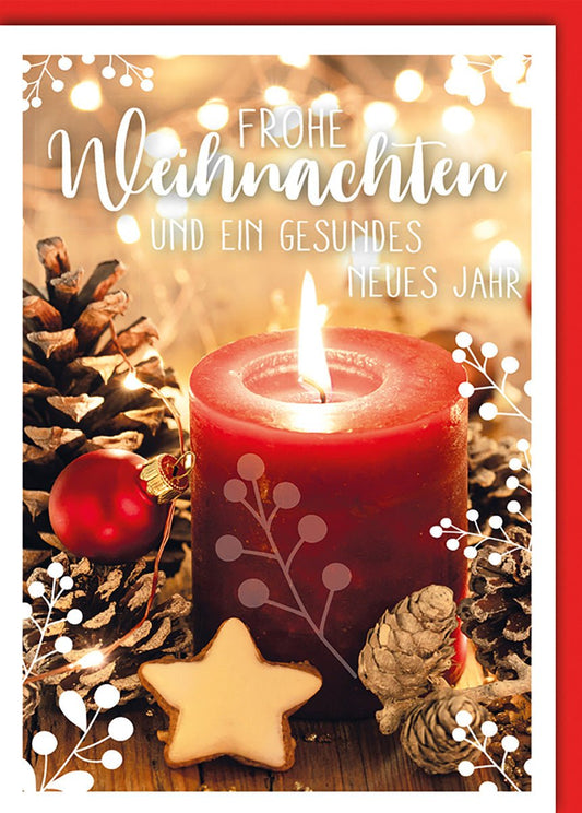 Weihnachtskarte Familie – Rote Kerze mit Tannenzapfen und Lichterglanz im Hintergrund