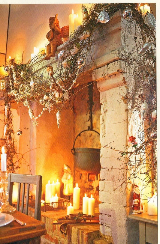 Weihnachtskarte festliche Kamin Dekoration mit Kerzen Engel und Tannenzweigen stimmungsvolle Doppelkarte für besinnliche Weihnachtsgrüße