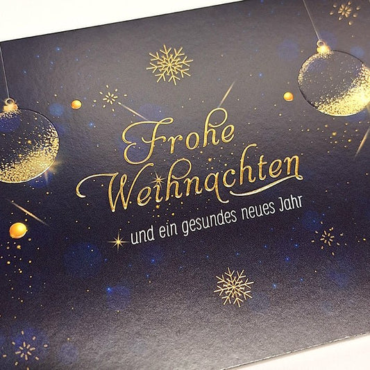 Weihnachtskarte mit funkelnden goldenen Kugeln und festlichem Sternenlicht