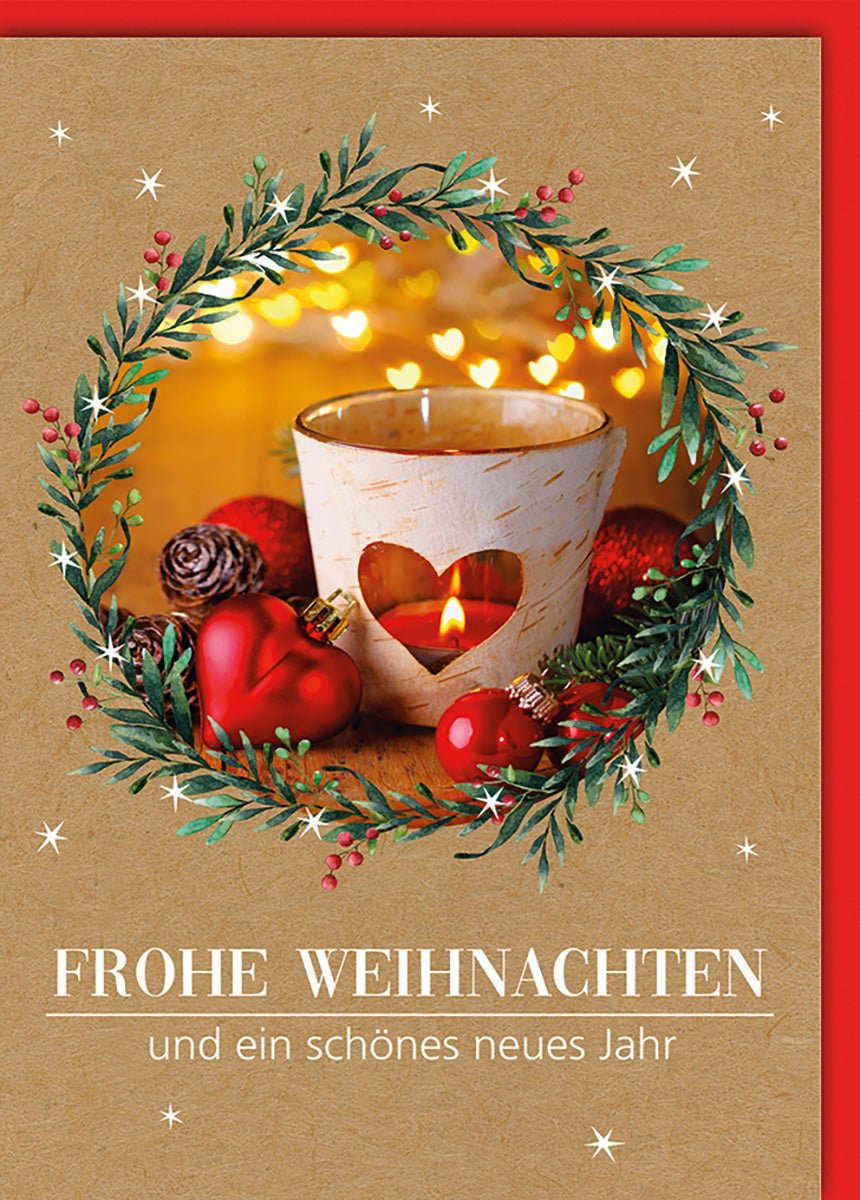 Weihnachtskarte Traditionell – Herzkerze im Kranz mit roten Beeren und Lichterglanz