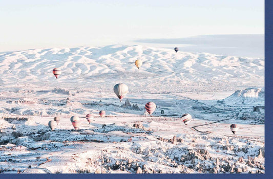 Weihnachtskarte: Winterliche Schneelandschaft mit Heißluftballons, festlicher Gruß für Familie & Freunde, traditionell