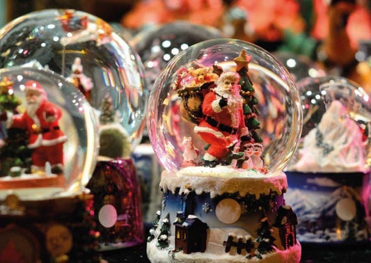 Weihnachtspostkarte: Festliche Schneekugel mit Weihnachtskugel - Motiv