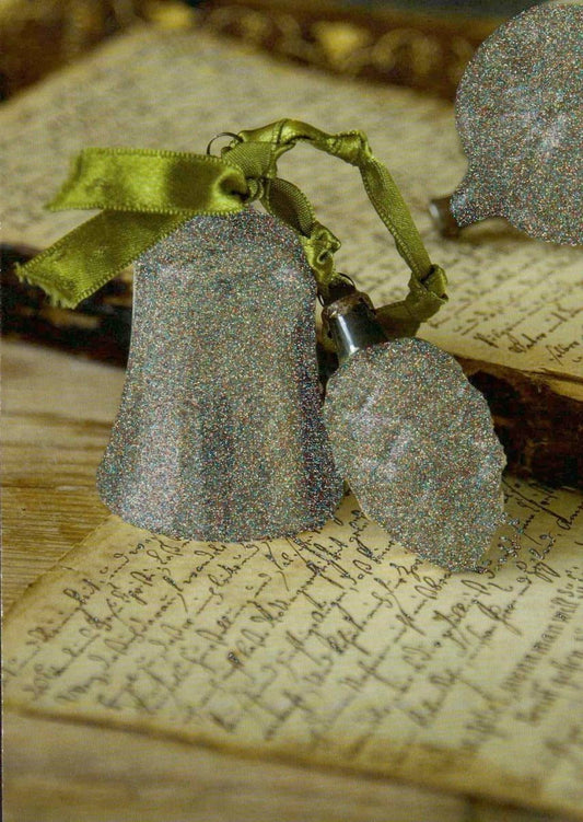 Weihnachtspostkarte: Glitzernde Glocken & Schleife auf Vintage - Holz – Festliche Dekoration mit nostalgischem Flair