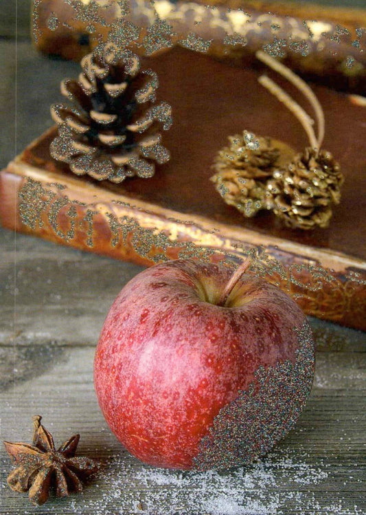 Weihnachtspostkarte im Vintage - Stil mit Glitzer - Roter Apfel, Tannenzapfen & Sternanis auf Holz, Festliche Grüße "Merry Christmas"