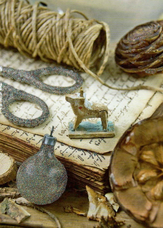 Weihnachtspostkarte im Vintage - Stil: Schaukelpferd & Tannenzapfen mit Glitzer - Festliche Holzdeko für traditionelle Besinnlichkeit