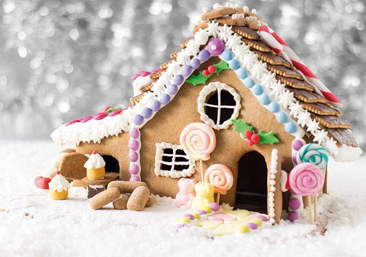 Weihnachtspostkarte: Lebkuchenhaus - Motiv – Festliche Grüße mit winterlicher Schnee - Dekoration