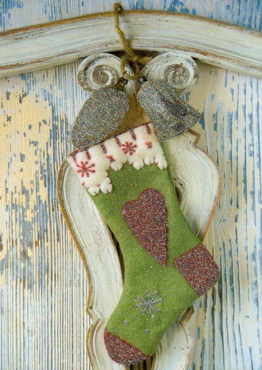 Weihnachtspostkarte mit grünen Socken und roten, silbernen Weihnachtssymbolen