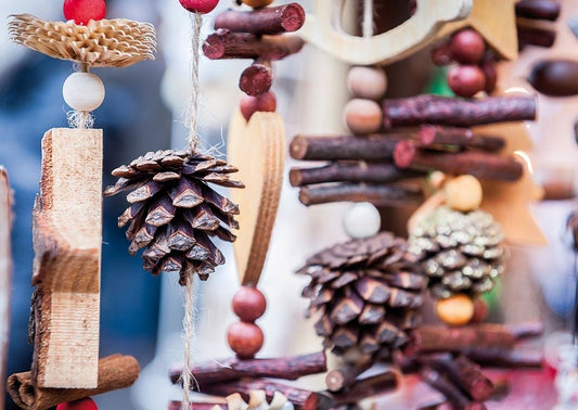 Weihnachtspostkarte mit Tannenzapfen - Motiv für festliche Grüße