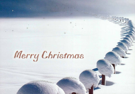 Weihnachtspostkarte mit Zauber: Schneebedeckter Holzzaun, Merry Christmas, Winterlandschaft & Festtagsgrüße