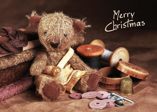 Weihnachtspostkarte: Teddybär in Hose wünscht Frohe Weihnachten