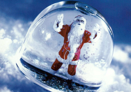 Weihnachtspostkarte: Weihnachtsmann in glitzernder Glaskugel für festliche Grüße