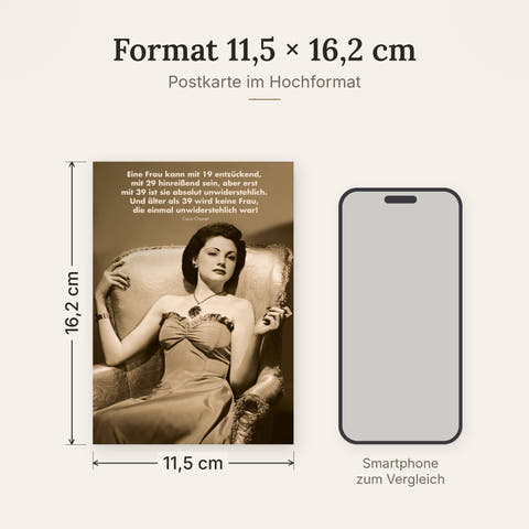 Postkarte im Format 11,5 x 16,2 cm, Größenvergleich mit Smartphone