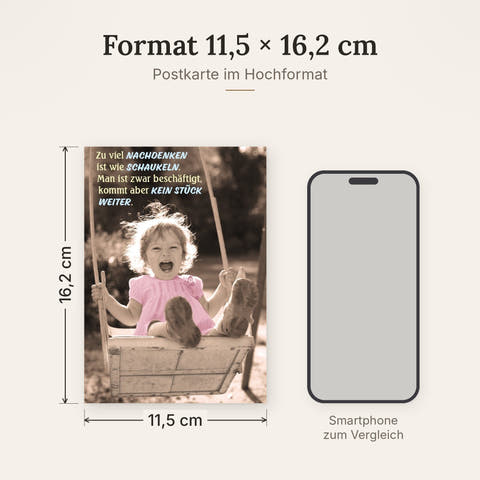 Postkarte im Format 11,5 x 16,2 cm, Größenvergleich mit Smartphone