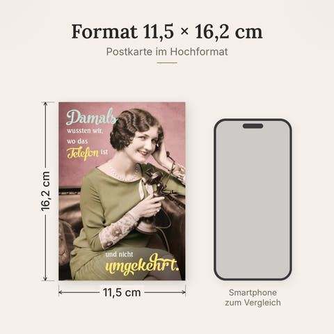Postkarte im Format 11,5 x 16,2 cm, Größenvergleich mit Smartphone