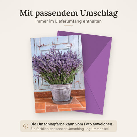 Blanko Grußkarte Blumen – Lavendel im Vintage-Eimer vor blauer Holztür