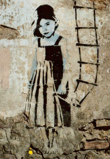 Blanko - Postkarte: Urbanes Mädchen mit Schablone, Graffiti - Kunst, Schwarz - Weiß Textur, Verwitterte Leiter, Modern und Sammelbar
