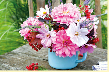 Blankokarte Blumenstrauß im Krug mit Dahlien und Beeren auf Holztisch farbenfrohe Doppelkarte für jeden Anlass hochwertig matt