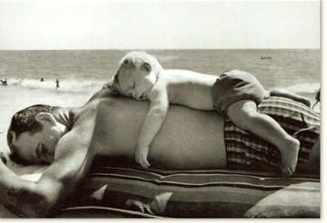 Blankokarte "Daydreaming am Strand" – Vintage Schwarz - Weiß - Fotografie, Mann & Katze in Ruhe, Retro - Charme zum Entspannen und Träumen