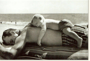 Blankokarte "Daydreaming am Strand" – Vintage Schwarz - Weiß - Fotografie, Mann & Katze in Ruhe, Retro - Charme zum Entspannen und Träumen