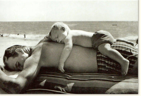 Blankokarte "Daydreaming am Strand" – Vintage Schwarz - Weiß - Fotografie, Mann & Katze in Ruhe, Retro - Charme zum Entspannen und Träumen