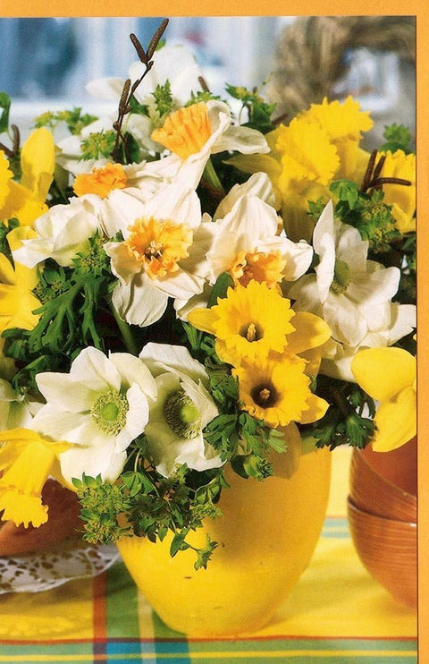 Blankokarte: Elegante Blumenvase in Blau und Gelb auf Weiß