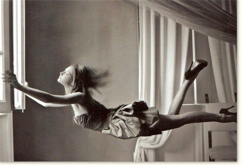 Blankokarte "Fly Away" - Elegante Schwarz - Weiß - Fotografie, Schwebende Frau, Fantasievolle Raumdeko, Zeitlose Kreativität