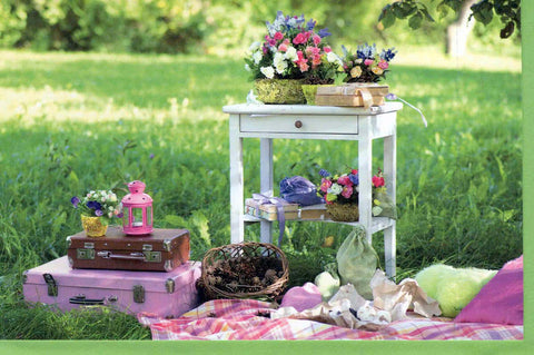 Blankokarte Gartenmotiv mit Blumen Tisch Koffer Picknickwiese Frühlingsgruß Doppelkarte für persönliche Grüße und individuelle Botschaften