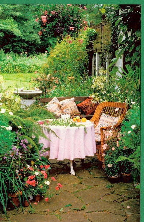 Blankokarte Gartenmotiv: Sommerliche Szene mit Tisch und Bank, ideal für persönliche Grüße ohne vorgegebenen Text