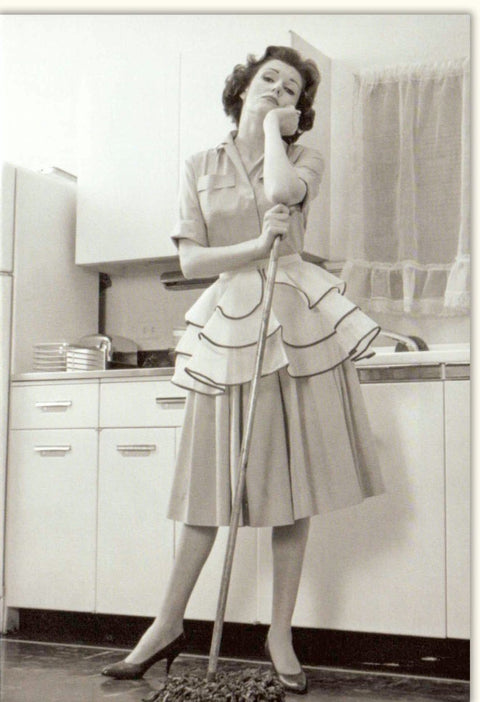 Blankokarte im Retrostil: Elegante Frau bei Hausarbeit – Nachdenkliche Schwarzweiß - Küchenszene, Vintage - Fotografie für persönliche Botschaften