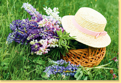 Blankokarte mit Blumenkorb & Strohhut: Naturmotiv in Grün, Gelb & Lila, Perfektes Geschenk für Frauen & Gartenliebhaber, Frühlings - & Sommergrüße