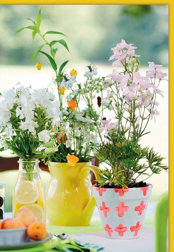 Blankokarte mit Blumenmotiv: Verschiedene Blumen in Vasen und Blumentopf auf Tisch, sommerliches Design