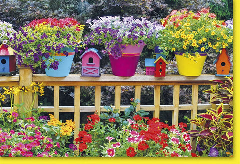 Blankokarte mit bunten Blumen und Vogelhäusern auf Holzzaun – Farbenfrohe Gartenlandschaft