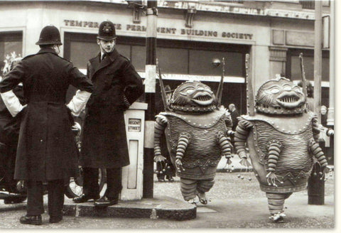 Blankokarte mit lustigem Retro - Motiv zwei Außerirdische auf London Straße originelle Grußkarte Klappkarte Vintage Doppelkarte für jeden Anlass