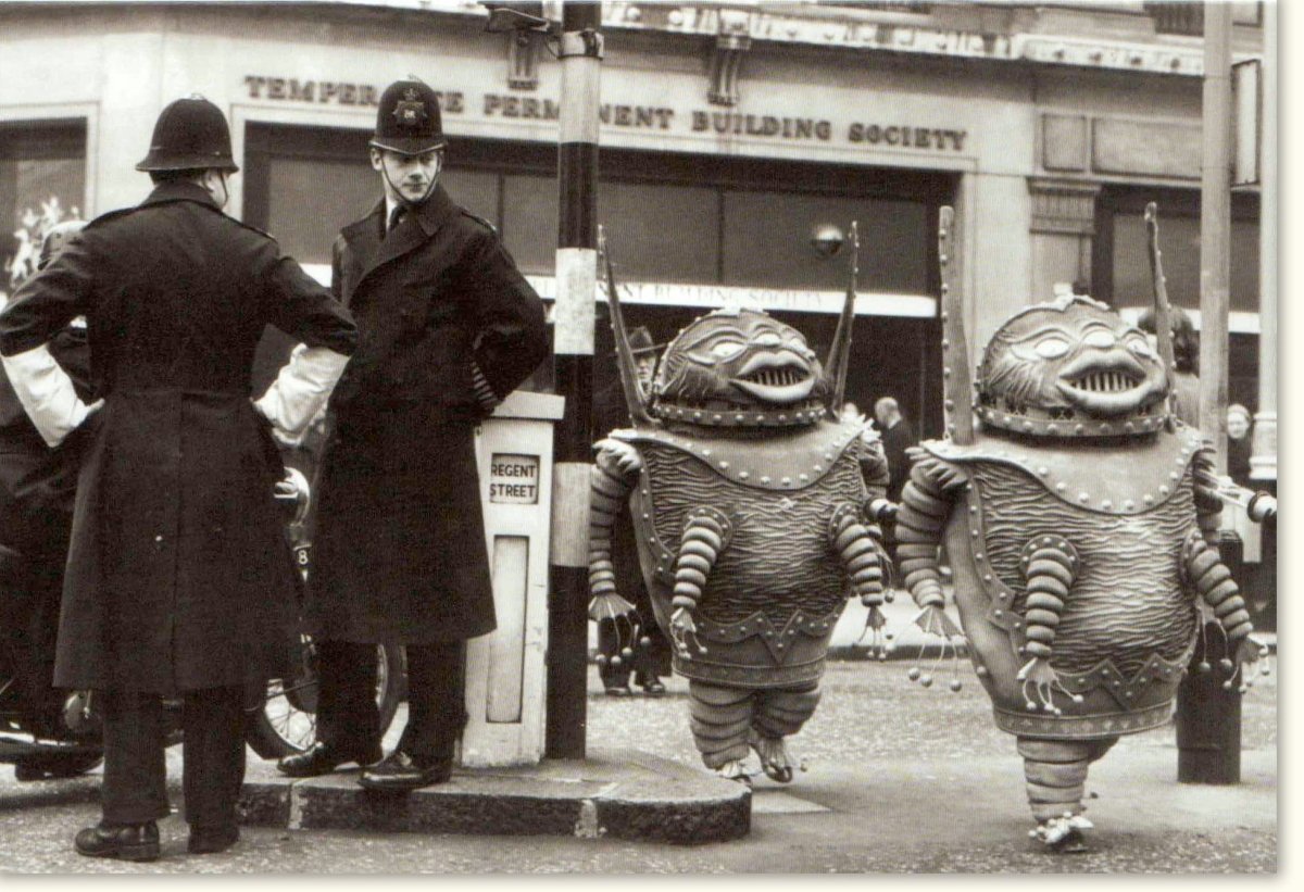 Blankokarte mit lustigem Retro - Motiv zwei Außerirdische auf London Straße originelle Grußkarte Klappkarte Vintage Doppelkarte für jeden Anlass