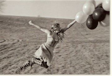 Blankokarte mit Mädchen und Luftballons im Retro - Look für individuelle Grüße hochwertige Doppelkarte für jeden Anlass kreative Grußkarte