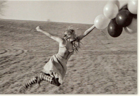 Blankokarte mit Mädchen und Luftballons im Retro - Look für individuelle Grüße hochwertige Doppelkarte für jeden Anlass kreative Grußkarte