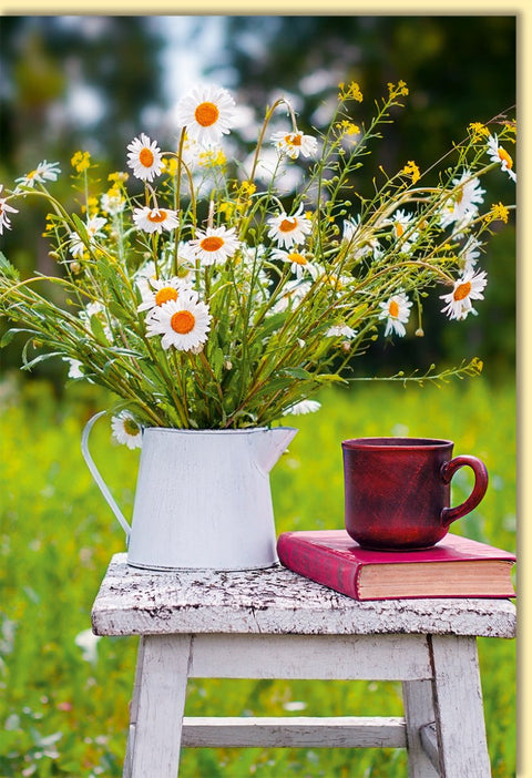 Blankokarte mit Margeritenstrauß im Krug und roter Tasse auf Buch ländliches Sommermotiv hochwertige Doppelkarte für jeden Anlass