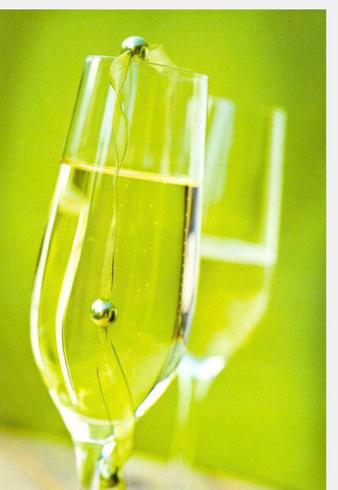 Blankokarte mit Sektglas auf Grün - Perfekt für Hochzeit, Neujahr, Jubiläum oder Glückwünsche