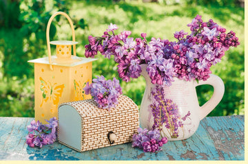 Blankokarte mit Sommermotiv: Ländliche Idylle, Laterne & Fliederblüten in Lila und Gelb für Naturfreunde