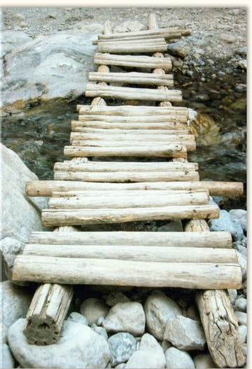 Blankokarte 'Mut zum Risiko' - Abenteuerliches Natur - Design mit inspirierendem Zitat, Holzbrücke & Fluss für persönliche Botschaften