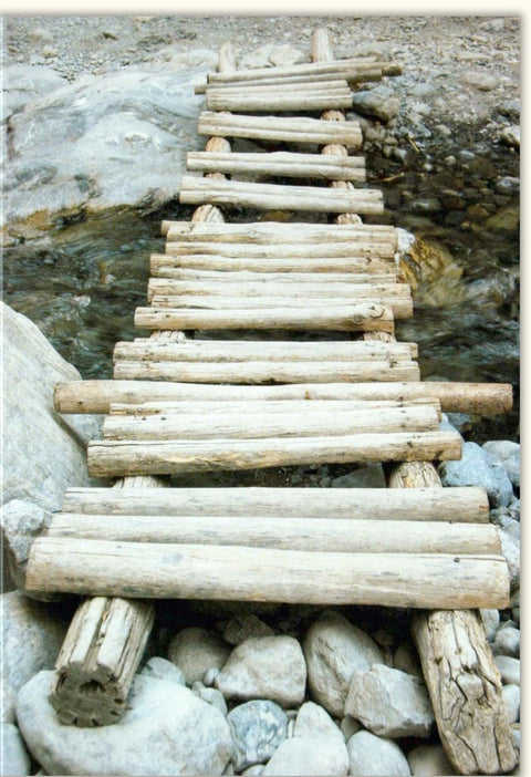 Blankokarte 'Mut zum Risiko' - Abenteuerliches Natur - Design mit inspirierendem Zitat, Holzbrücke & Fluss für persönliche Botschaften